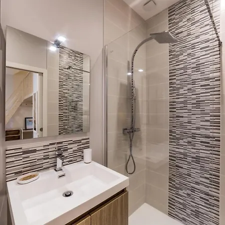 Cosy Entierement Renove Idealement Place Ail * ליון